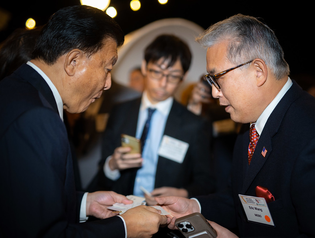 副总裁Eric Wang代表k豆钱包集团接待了日本経済再生担任大臣
