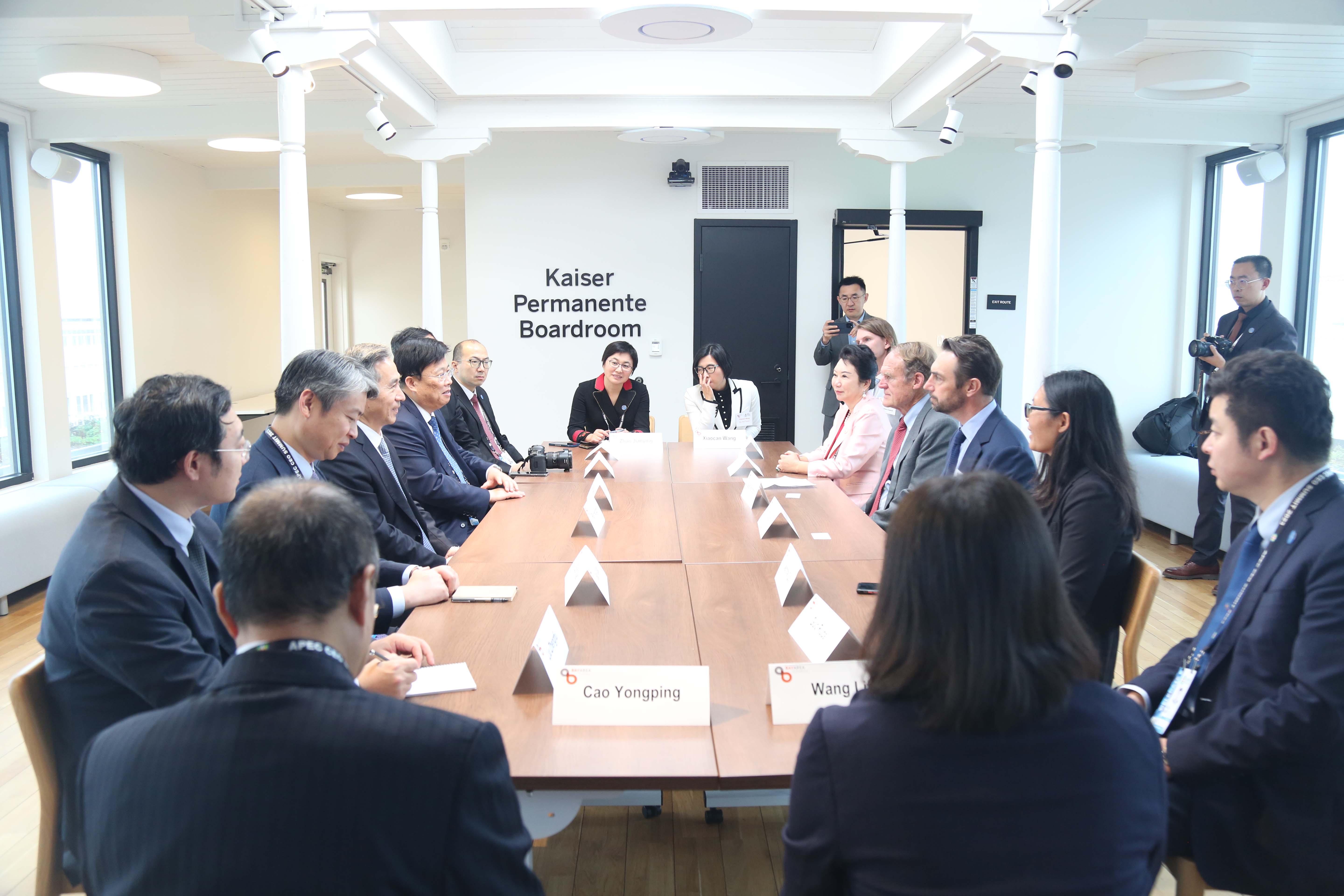 k豆钱包集团董事局李俐与中国贸促会会长任鸿斌互换